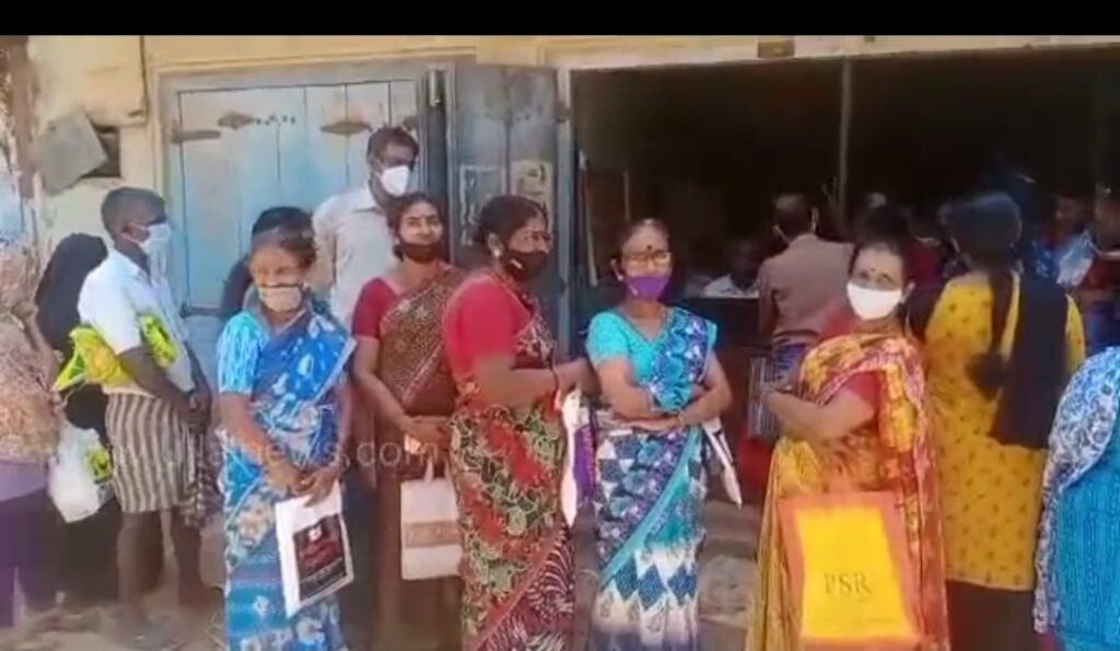 ತಲಪಾಡಿ ರೇಷನ್ ಅಂಗಡಿ ಅವ್ಯವಸ್ಥೆ ಗಂಟೆಗಟ್ಟಲೆ ರೇಷನ್ ಪಡೆಯಲು ಸುಡುಬಿಸಿಲಿನಲ್ಲಿ ನಿಂತ ಮಹಿಳೆಯರು