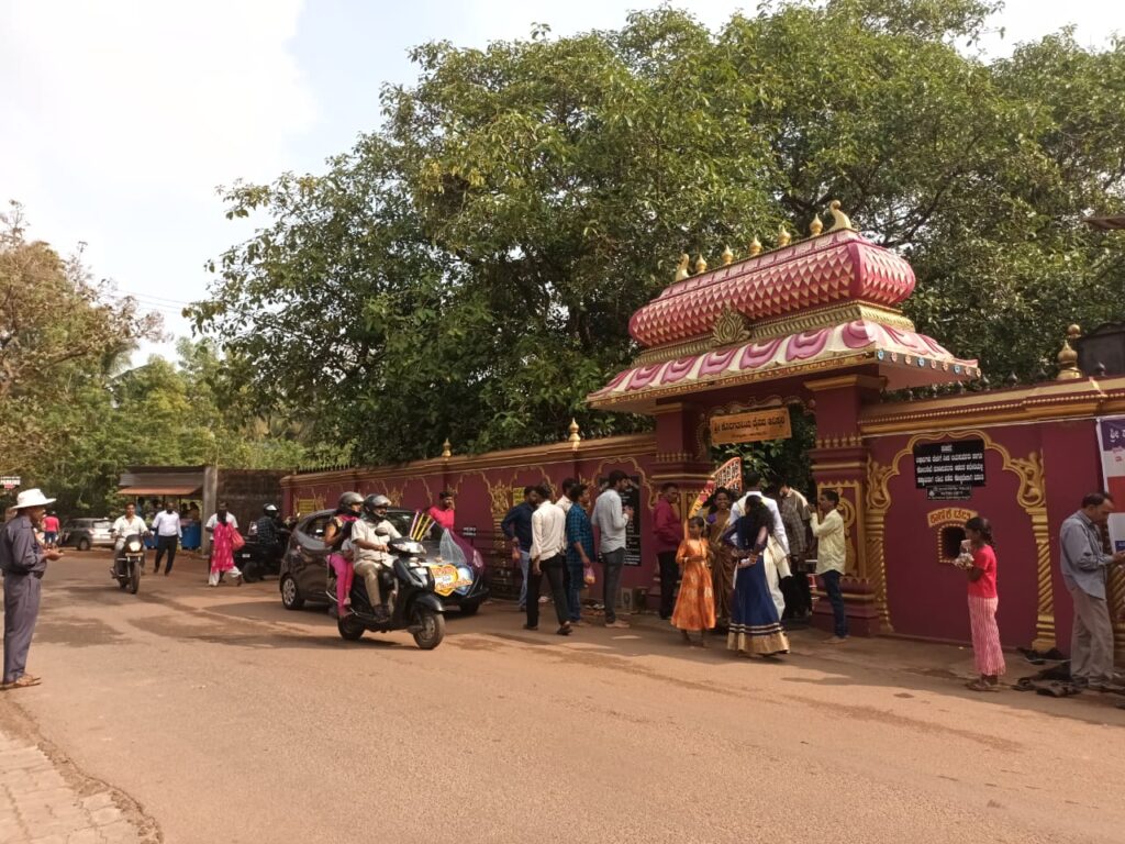 ಕರಾವಳಿ ಹೊರಗಿನ ದೈವಾರಾಧನೆ ವಿರುದ್ದ ಸಿಡಿದೆದ್ದ ದೈವಾರಾಧಕರುಕುತ್ತಾರು ಆದಿತಳ ಕೊರಗಜ್ಜನ ಕಟ್ಟೆಯಲ್ಲಿ ಪ್ರಾರ್ಥನೆ