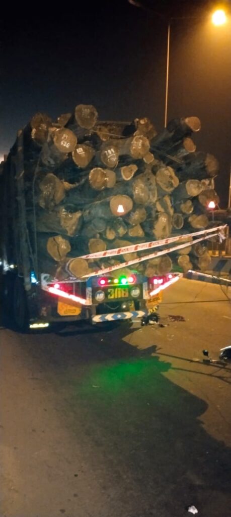 ಕೆಟ್ಟು ನಿಂತ ಲಾರಿಗೆ ಸ್ಕೂಟರ್ ಗಳ ಢಿಕ್ಕಿಓರ್ವ ಸವಾರ ಸಾವು