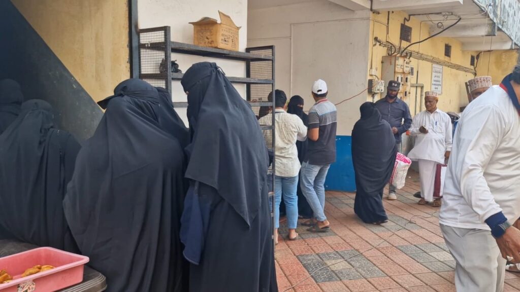 ಮನೆಗಳಿಂದ ಸಂಗ್ರಹಿಸಿದ ದುಬಾರಿ ಬಟ್ಟೆಗಳನ್ನು ಹಂಚಿದ ಉಳ್ಳಾಲ ಪೇಟೆ ರಹ್ಮಾನಿಯಾ ಜುಮಾ ಮಸೀದಿ ಆಡಳಿತ ಸಮಿತಿ, ಮೊದಲ ದಿನವೇ ೨,೦೦೦ ಮಂದಿ ಭಾಗಿ