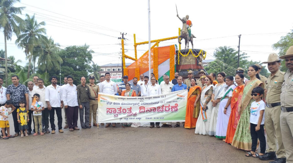 ಉಳ್ಳಾಲ ವೀರರಾಣಿ ಅಬ್ಬಕ್ಕ ಸರ್ಕಲ್ ಬಳಿ ಸ್ವಾತಂತ್ರ್ಯೋತ್ಸವ ಆಚರಣೆ