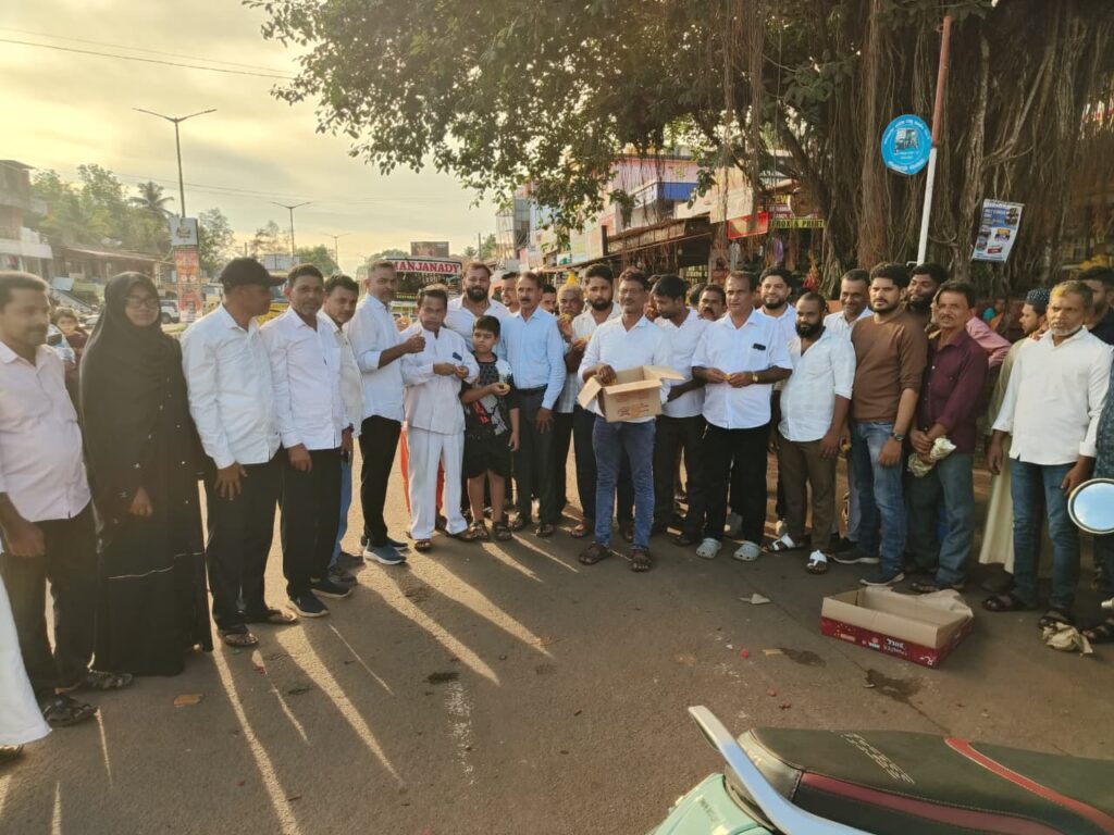 ಮುಖ್ಯಮಂತ್ರಿಯಾಗಿ ಡಿಕೆಶಿ, ಸಚಿವರಾಗಿ ಯು.ಟಿ.ಖಾದರ್ ಅಧಿಕಾರ ಸ್ವೀಕಾರ ಮುಡಿಪು ಯುವಕಾಂಗ್ರೆಸ್ ವತಿಯಿಂದ ಅಂಗಡಿ ಮುಗ್ಗಟ್ಟುಗಳಿಗೆ ಸಿಹಿತಿಂಡಿ ವಿತರಿಸಿ, ಪಟಾಕಿ ಸಿಡಿಸಿ ಸಂಭ್ರಮಾಚರಣೆ